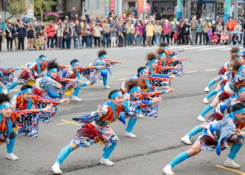 ▲2026台灣燈會踩街，來自各國的表演團隊圊彩演出。（圖/嘉義縣政府提供）