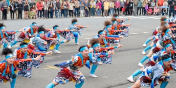 ▲2026台灣燈會踩街，來自各國的表演團隊圊彩演出。（圖/嘉義縣政府提供）