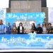 ▲縣長張麗善率眾人敲響和平鐘、插上和平祈念風輪，祈願台灣平安、世界和平。（圖/雲林縣政府提供）
