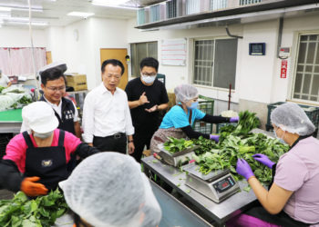▲縣長翁章梁至祥好農場了解智慧農業系統實際運用情形。(圖/嘉義縣政府提供)
