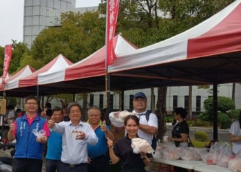 ▲記者李佩勳/雲林報導） 113年度國產優質平價土雞暨雞肉雞蛋品嚐推廣行銷活動，30日及31日一連兩天上午7時起，於雲林縣政府前親民廣場舉行，一大早湧入購買人潮，特賣還有明日一天，請鄉親把握機會！ 活動現場提供經屠宰衛生檢查合格之國產優質紅仿土雞，單隻僅需350元，兩隻特價優惠僅600元。另還提供茶葉蛋、剝皮辣椒雞湯及炸雞翅供免費品嚐，數量有限，售完為止。 縣長張麗善表示，雲林是有色肉雞生產大縣，從牧場到餐桌皆經政府層層把關，新鮮口感品質佳，適合在家簡單烹煮。面對近年來國人對食品安全的關注，本地畜禽產品無疑是最安心的選擇。 農業處長魏勝德表示，國產雞肉除在飼養過程中接受政府定期抽驗外，更經過合法屠宰場嚴格檢查，確保其符合衛生安全規範後方可上市。相較於進口雞肉，國產雞肉不僅經過當地屠宰，更具有新鮮、衛生及安全的優勢，請大家以實際行動支持本地產業，共同促進產業永續發展。