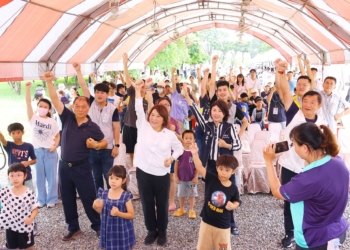 ▲市長黃敏惠帶領大小朋友齊跳暖身操。(圖/嘉義市政府提供)
