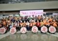 ▲嘉義市今（6日）於市府中庭舉辦「憶嘉人6支箭」服務方案成果發表會，六大創新措施為失智家庭打造安心且友善的生活環境。（圖/嘉義市政府提供）