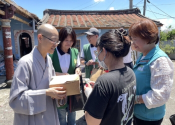 ▲嘉義縣政府與法鼓山等公益團體，前往布袋鎮關心災後修繕進度。（圖/嘉義縣政府提供）