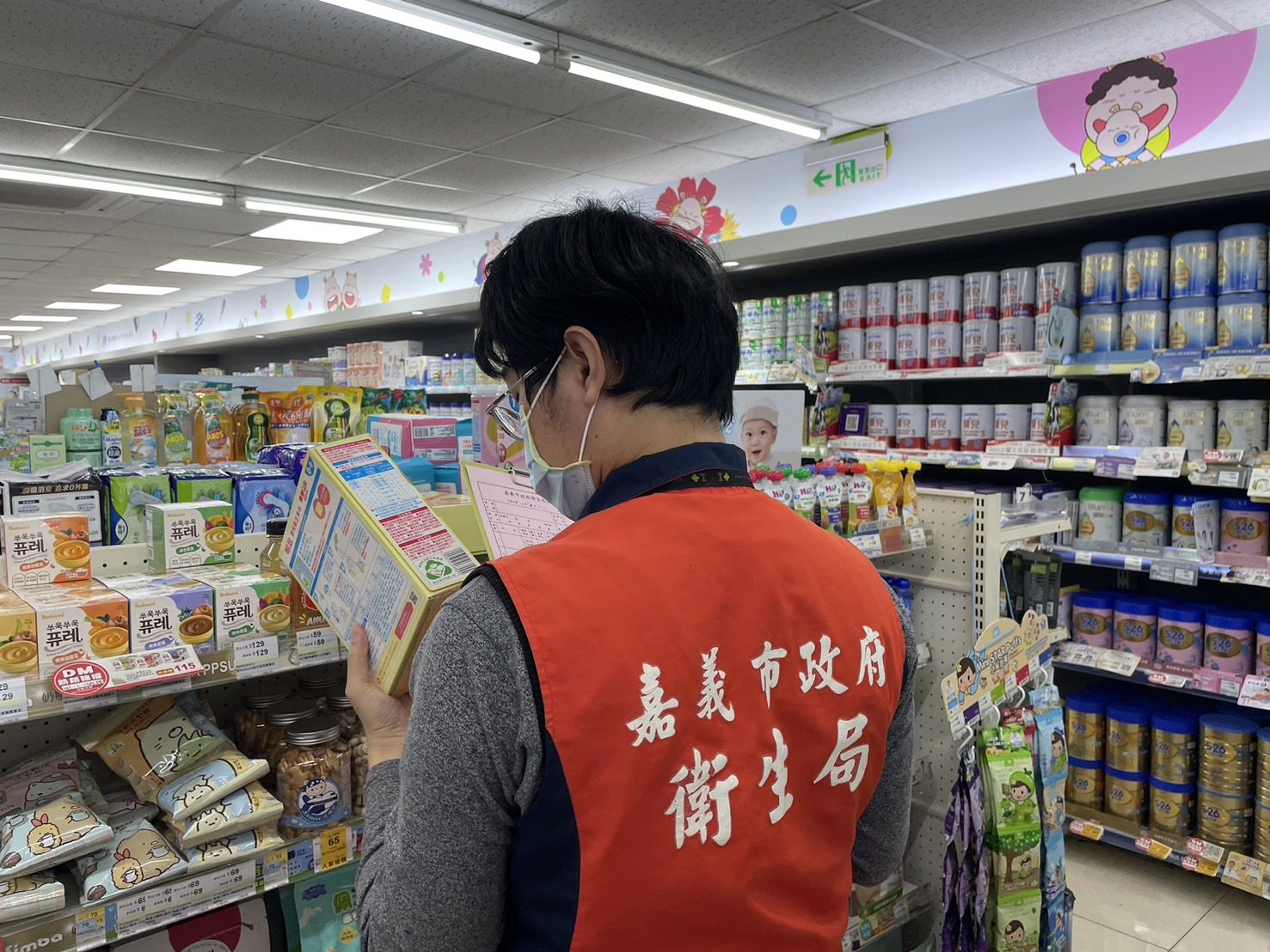 ▲衛生局會同政風人員至賣場抽驗日本食品,確保輻射安全。(圖/嘉義市政府提供)