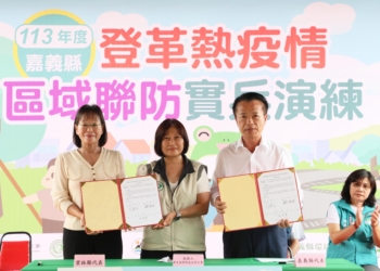 ▲縣長翁章梁與雲林縣副縣長謝淑亞，在衛福部疾管署主任劉慧蓉見證下，共同簽署登革熱防治區域聯防合作備忘錄。。（圖/嘉義縣政府提供）