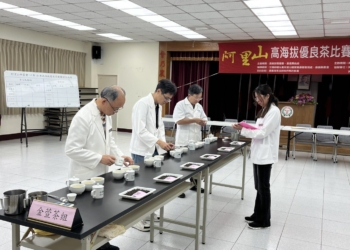 ▲茶改場專家嚴格評審。（圖/嘉義縣政府提供）