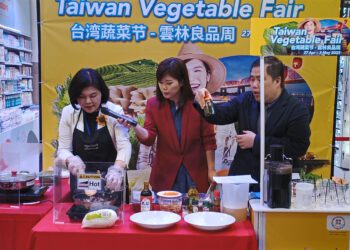 ▲縣長張麗善在賣場下廚拚蔬菜銷售。(圖/雲林縣政府提供)