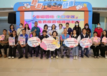 ▲雲林縣長張麗善主持免費疫苗記者會，與各界貴賓手持標語宣示啟動全齡健康守護。（圖/雲林縣政府衛生局提供）