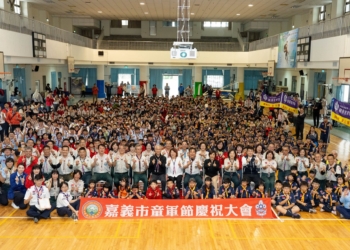▲嘉義市114年童軍節慶祝大會吸引700位各級童軍夥伴一同參加，場面十分熱鬧。(圖/嘉義市政府提供)