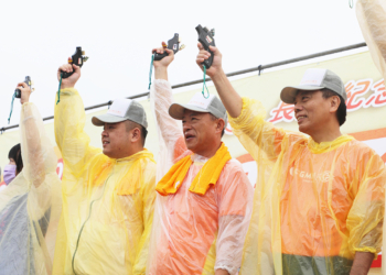 ▲縣長翁章梁與嘉義長庚醫院院長楊仁宗等人，共同為路跑活動鳴槍起跑。（圖/嘉義縣政府提供）