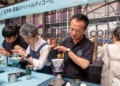 ▲嘉義縣長翁章梁親自與日本手沖冠軍新田衣祥示範手沖技巧，介紹嘉義阿里山咖啡。(圖/嘉義縣政府提供)