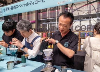 ▲嘉義縣長翁章梁親自與日本手沖冠軍新田衣祥示範手沖技巧，介紹嘉義阿里山咖啡。(圖/嘉義縣政府提供)