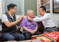 ▲縣長翁章梁親自為大林鎮人瑞陳興灶掛上金鎖片項鍊，獻上祝福。（圖/嘉義縣政府提供）