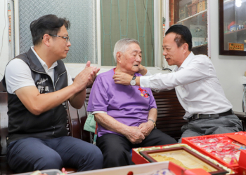▲縣長翁章梁親自為大林鎮人瑞陳興灶掛上金鎖片項鍊，獻上祝福。（圖/嘉義縣政府提供）