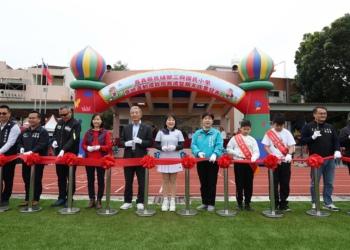▲民雄鄉三興國小草地運動場全新啟用。（圖/嘉義縣政府提供）