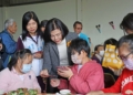 ▲縣長張麗善16日近午出席「溫馨暖南送年菜記者會-希望工場圍爐活動」與學員圍爐、發送新春福袋。(圖/雲林縣政府提供)