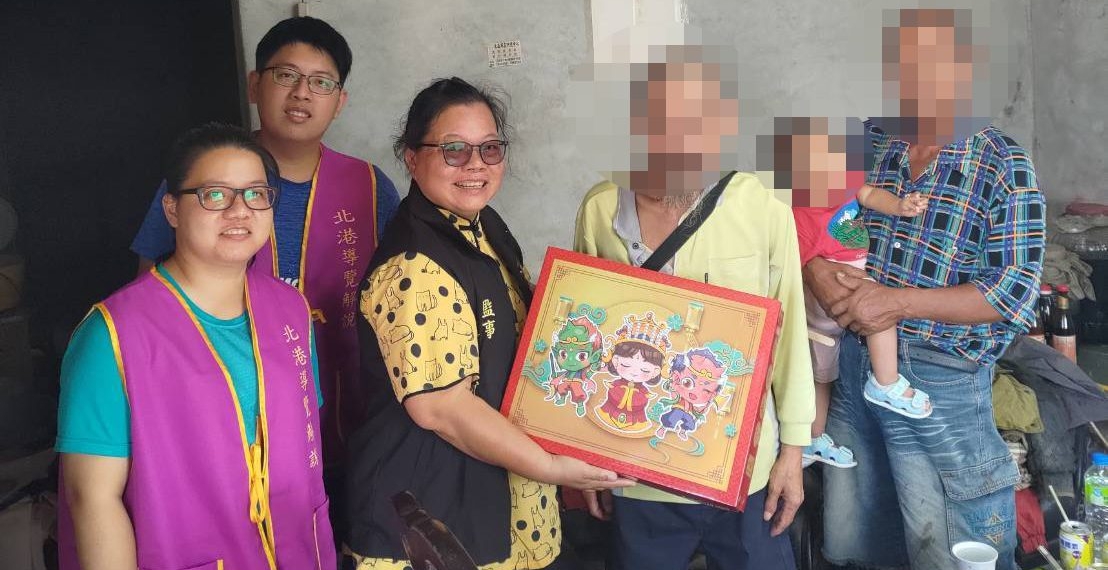 ▲協會代表至北港弱勢家庭致贈物資，傳遞冬日溫暖。（圖／社團法人雲林縣文化古蹟人文發展協會提供）