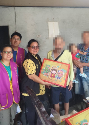 ▲協會代表至北港弱勢家庭致贈物資，傳遞冬日溫暖。（圖／社團法人雲林縣文化古蹟人文發展協會提供）