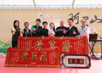 ▲茶農郭俊麟一舉奪下金萱組特等、頭等及冠軍獎。（圖/嘉義縣政府提供）