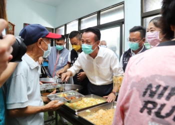 ▲縣長翁章梁親自為長輩打菜，讓長輩很開心。(圖/嘉義縣政府提供)