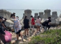 ▲文光國小學生撿拾海漂垃圾。(圖/雲林縣政府提供)