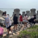 ▲文光國小學生撿拾海漂垃圾。(圖/雲林縣政府提供)