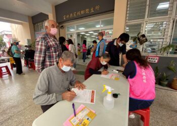 ▲莿桐場次施打踴躍，提升自我免疫力 請多多利用快打站就近就地接種疫苗。(圖/雲林縣政府提供)