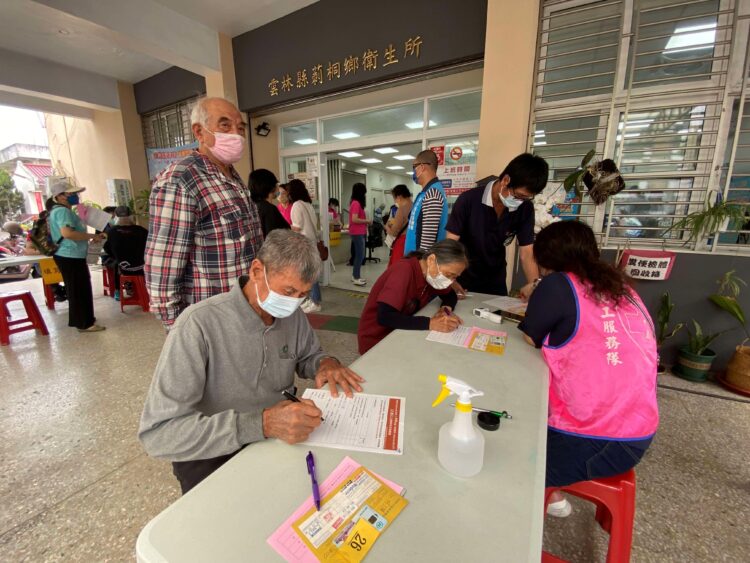 ▲莿桐場次施打踴躍，提升自我免疫力 請多多利用快打站就近就地接種疫苗。(圖/雲林縣政府提供)