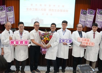 ▲張老師感謝台大醫療團隊治療，讓他順利康復出院。(圖/雲林縣政府提供)