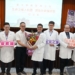 ▲張老師感謝台大醫療團隊治療，讓他順利康復出院。(圖/雲林縣政府提供)