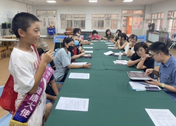 ▲和興國小透過校園健康大使走入社區，宣導視力保健的常識。（圖/嘉義縣政府提供）