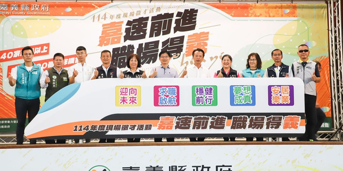 ▲嘉義縣今年度首場大型徵才活動在民雄國中活動中心登場。(圖/嘉義縣政府提供)