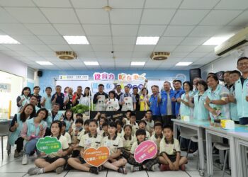 ▲市長黃敏惠(前排中)與孩童們、與會佳賓們開心合照。(圖/嘉義市政府提供)