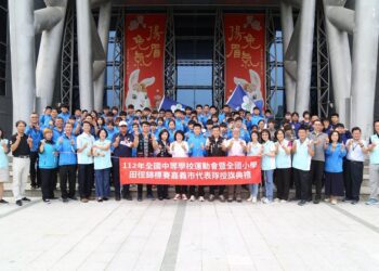 ▲黃敏惠市長(前排中)與代表團全體成員一起於嘉義市政府廣場歡欣合照。(圖/嘉義市政府提供)