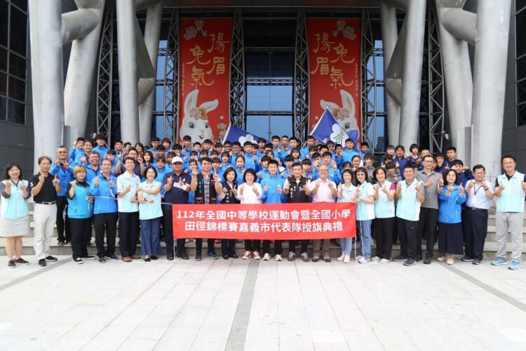 ▲黃敏惠市長(前排中)與代表團全體成員一起於嘉義市政府廣場歡欣合照。(圖/嘉義市政府提供)