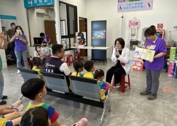▲新港衛生所兒科汪維娜醫師以「無菸的家」繪本故事，讓孩童了解吸菸對身體造成的危害。（圖/嘉義縣政府提供）