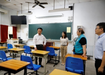 ▲縣長翁章梁視察國中教育會考民雄農工考場。（圖/嘉義縣政府提供）