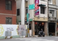 ▲嘉義市近日於文化路口，以及中正路、興中街、光華路交叉路口的小綠人行人號誌燈上方多了火雞圖案，為友善行人設施增添趣味。(圖/嘉義市政府提供)