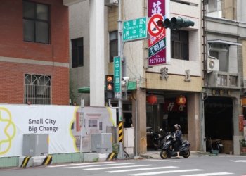 ▲嘉義市近日於文化路口，以及中正路、興中街、光華路交叉路口的小綠人行人號誌燈上方多了火雞圖案，為友善行人設施增添趣味。(圖/嘉義市政府提供)