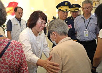 ▲市長黃敏惠於秋祭國殤祭典上慰問與會家屬。(圖/嘉義市政府提供)