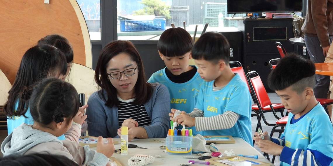 ▲運用海廢材料DIY漁村風情相框。(圖/雲林縣政府提供)