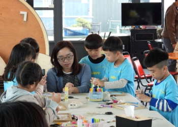 ▲運用海廢材料DIY漁村風情相框。(圖/雲林縣政府提供)