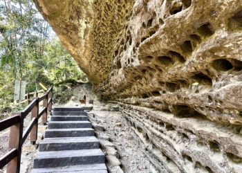 ▲「青年嶺步道」岩壁天然孔洞密布，宛如大自然雕琢的藝術品。（圖/嘉義縣政府提供）