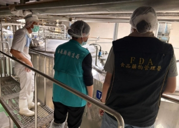 ▲嘉義縣衛生局因應雲林羊肉戴奧辛檢驗異常事件，啟動食品安全應變機制，預防性下架嘉南羊乳相關產品約4公噸，降低潛在食安風險。（圖／嘉義縣政府提供）