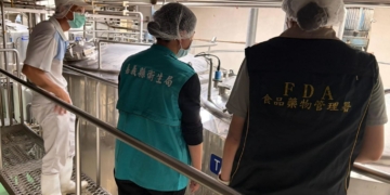 ▲嘉義縣衛生局因應雲林羊肉戴奧辛檢驗異常事件，啟動食品安全應變機制，預防性下架嘉南羊乳相關產品約4公噸，降低潛在食安風險。（圖／嘉義縣政府提供）