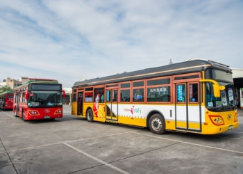 ▲台灣好行「光林我嘉線」市區觀光公車採用復古外型，且低碳節能方式運載，獲得一致好評。(圖/嘉義市政府提供)