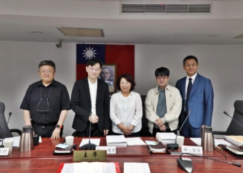 ▲黃敏惠親赴內政部都委會，成功爭取北港路兩側開發案採個案變更續審。(圖/嘉義市政府提供)