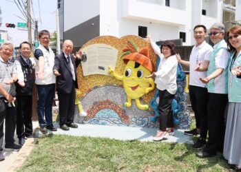 ▲交趾陶馬賽克拼貼解說牌由交趾陶名師謝東哲指導，宣信國小師生共同完成。(圖/嘉義市政府提供)