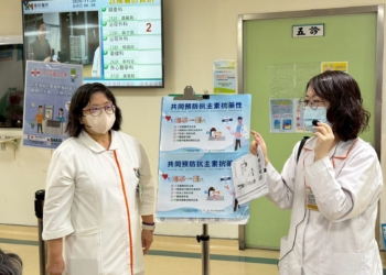 ▲嘉義市衛生局前往醫療院所積極向市民朋友宣導正確用藥觀念。(圖/嘉義市政府提供)